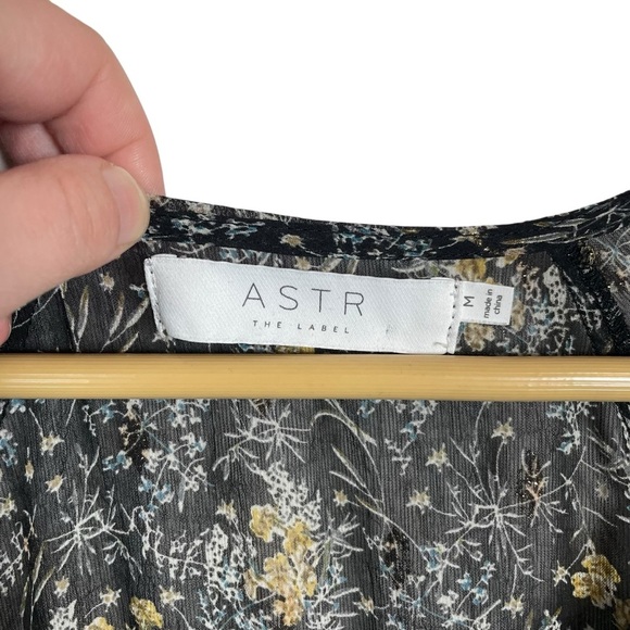 NWOT ASTR The Label Faux Wrap Blouson Chiffon Dress in Black/Gold Size M - Picture 10 of 17
